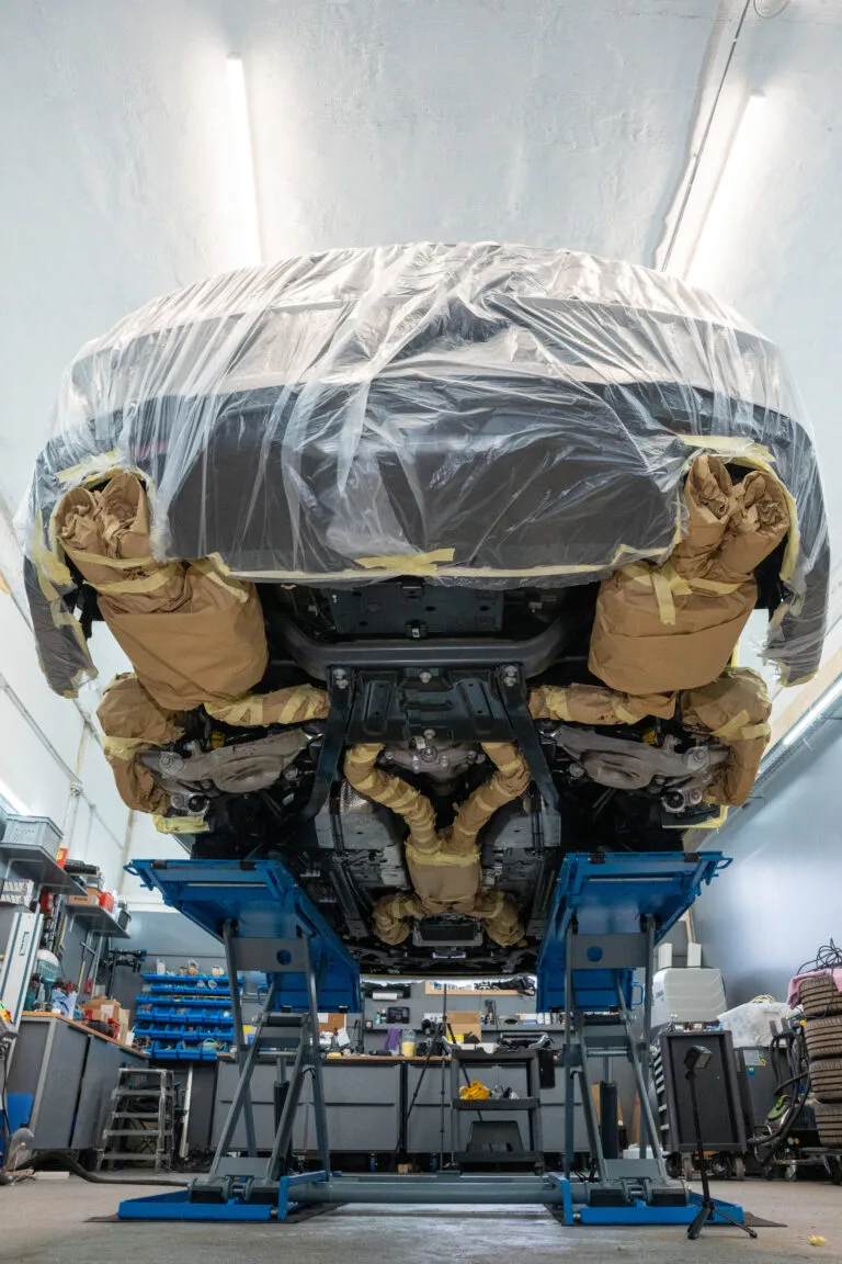 Fahrzeug auf Hebebühne bei Maximum Shine – professioneller Unterbodenschutz