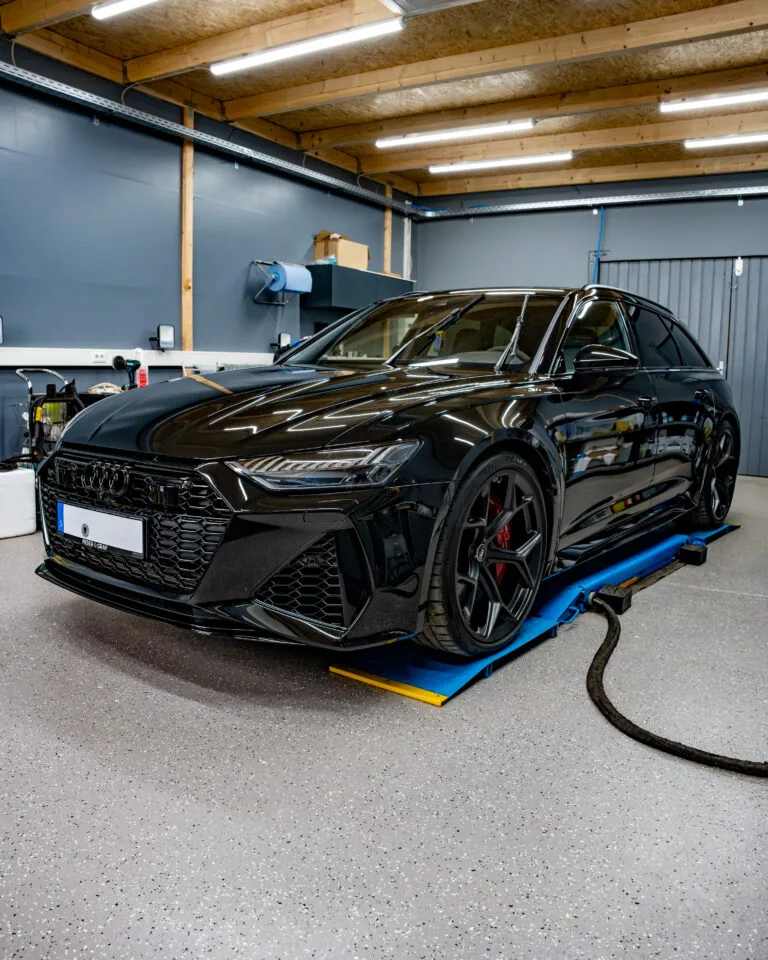 Schwarzer Audi RS6 nach professioneller Keramikversiegelung in Magdeburg – Tiefenglanz & Lackschutz
